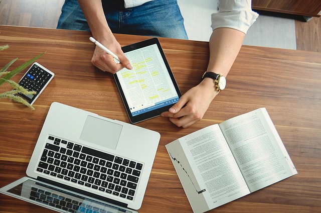 minimalistyczne biurko i tablet z wykresami biznesowymi premium