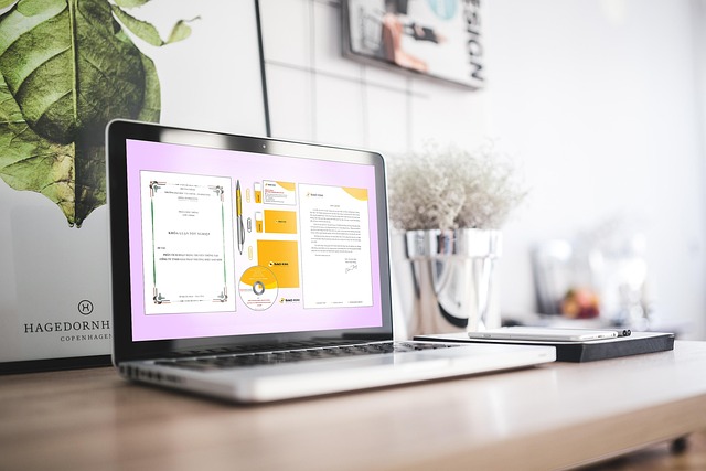 premium desk setup z laptopem i notatnikiem do planowania biznesu